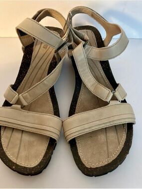 Almost new..TEVA..Leather Sandals